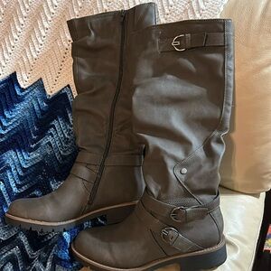 New in box. Woman’s size 8 knee high zip up boots. Never been worn.